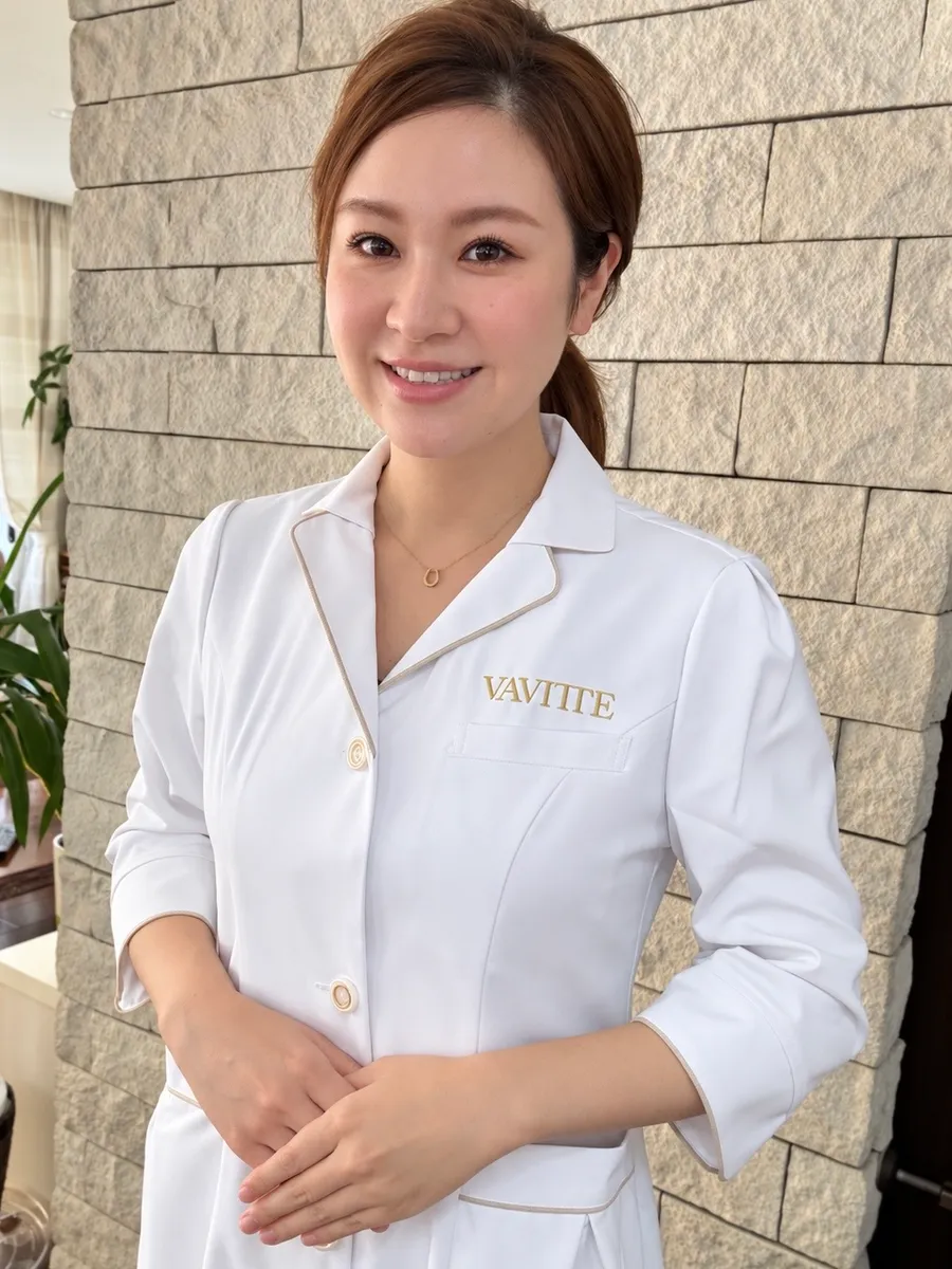 VAVITTEのロゴ入りの白衣を着て微笑む、Sun Lumiere代表の伊藤 玲菜