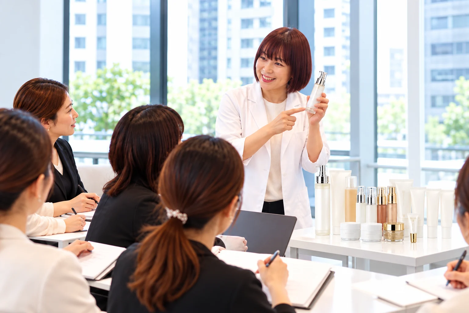 講師がVAVITTEの商品を手に説明する研修の様子