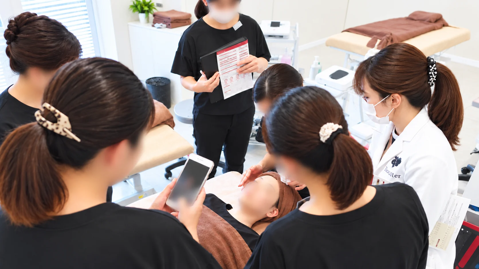 受講生がモデルへの施術を間近で見て学ぶ実技研修