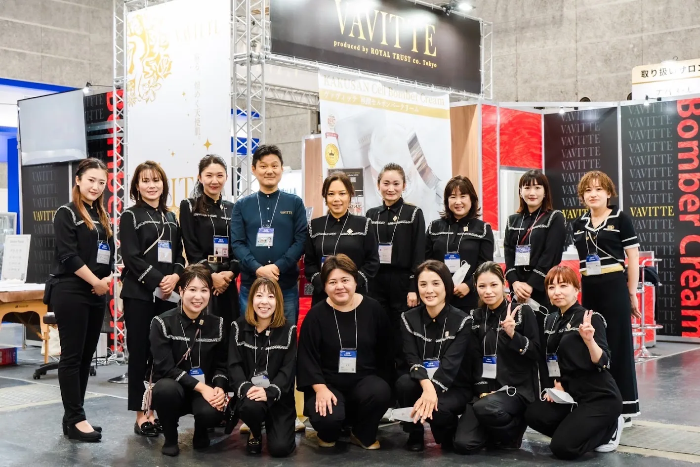 VAVITTE展示ブースに集まるスタッフ