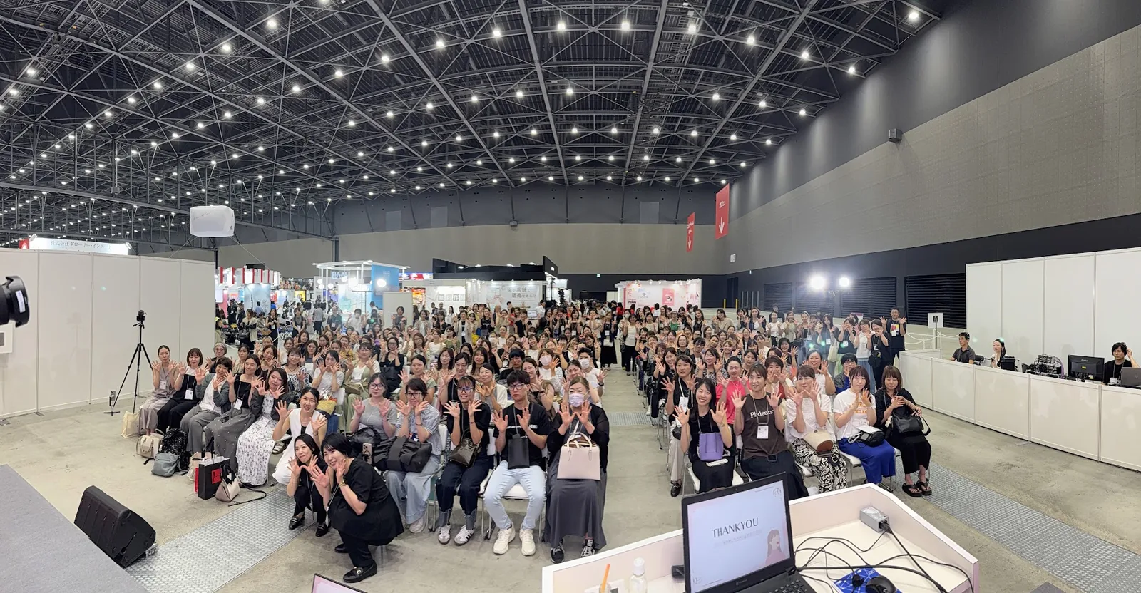 大規模イベント会場の集合写真