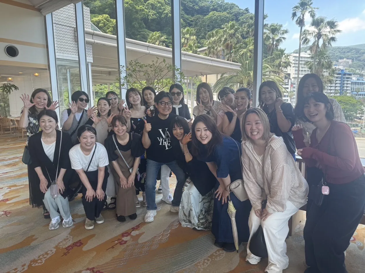 明るい会場での参加者集合写真