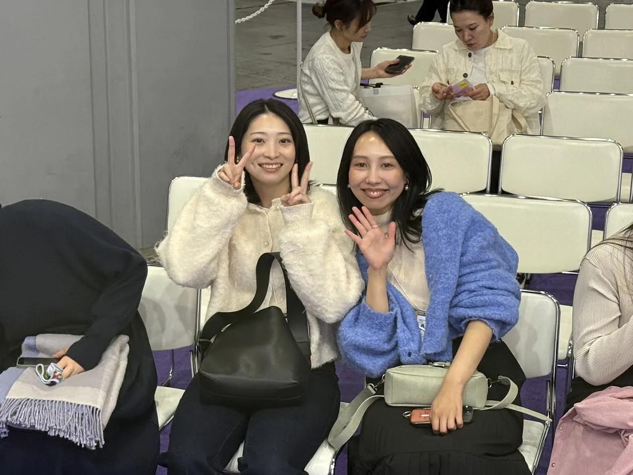 会場で笑顔を見せる参加者