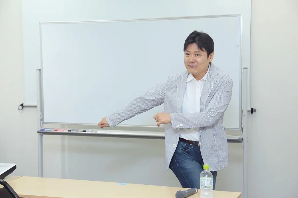 肌理論を説明する講師