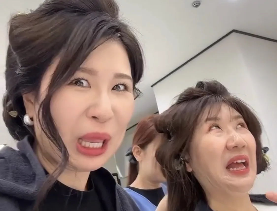 楽しい表情を見せる出演者