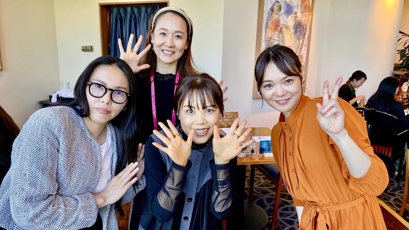 笑顔で集まるサロンメンバー