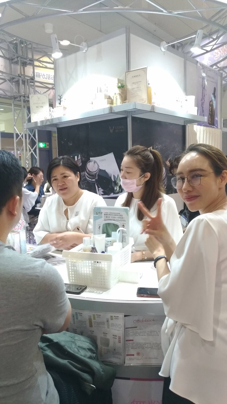 美容について交流するVAVITTEスタッフ